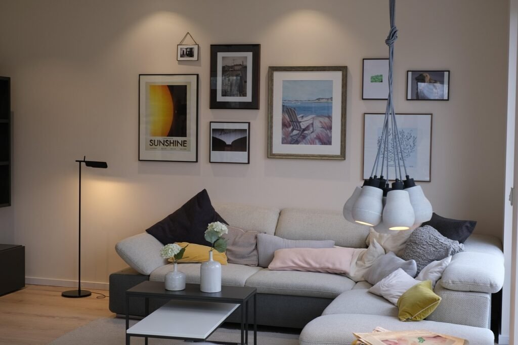 svetainė, interjero dizainas, baldai, svetainės baldai, sofa, paveikslėliai, freskos, lempa, ekstravagantiškas, išskirtinis, apšvietimas, sofa, stilingas, svetainė, svetainė, svetainė, svetainė