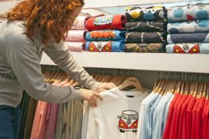 marškinėliai,mada,piešimas,tekstilės dizainas,manekenas,drabužis,tekstilė,audinys,spausdinti,pakaba,pardavimų asistentas,franšizė,prekyba,parduotuvė,marškinėliai,marškinėliai,marškinėliai,tekstilė